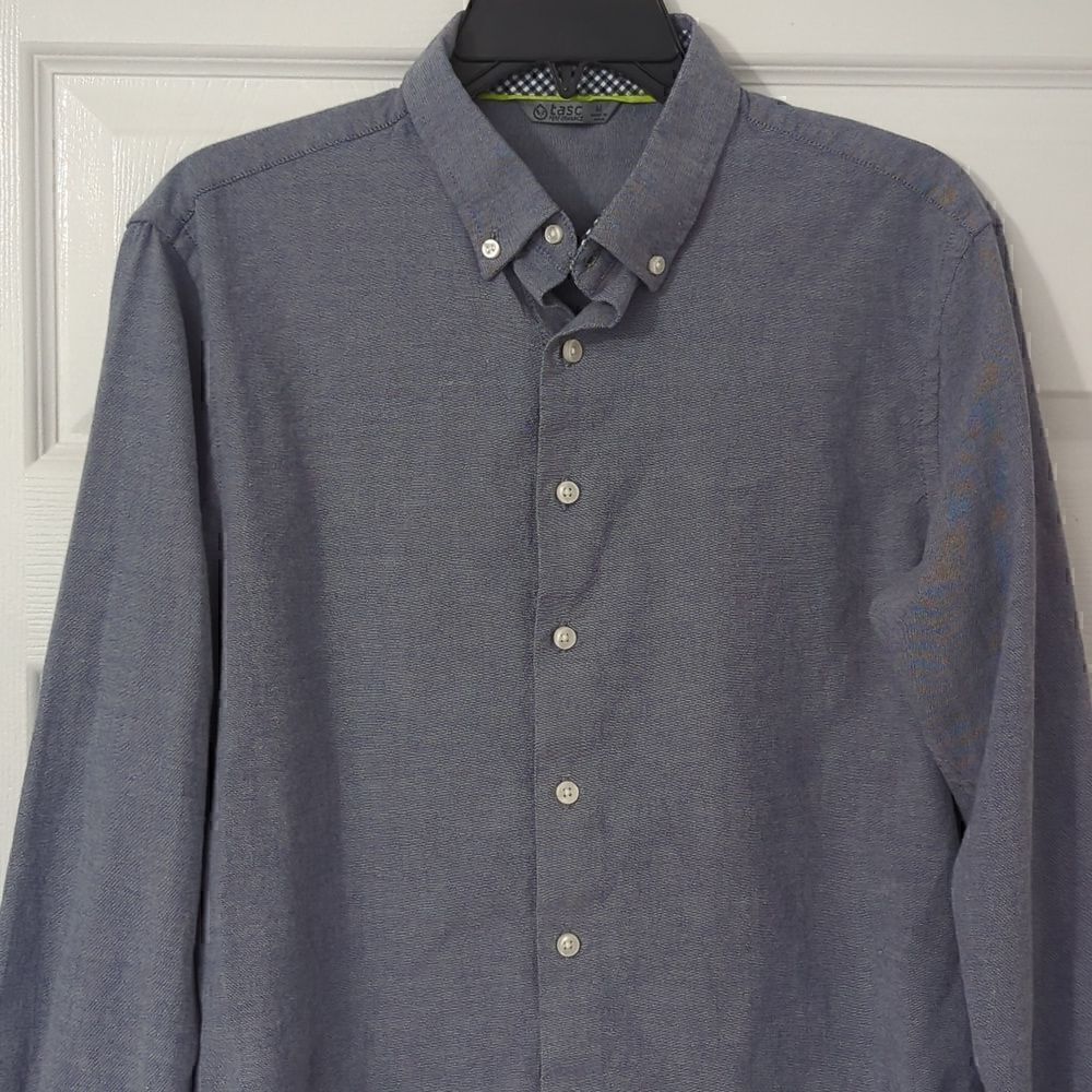 Tasc Performance Long-Sleeve Casual Button Up Shirt. Men's Medium